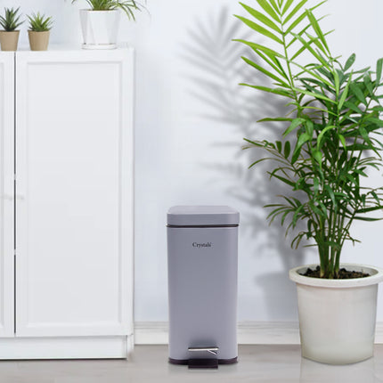 Foot pedal mechanism on grey 5L bin